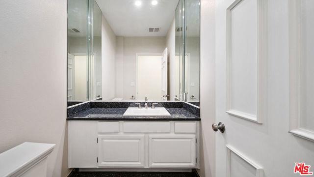 200 N Almont Dr in Beverly Hills, CA - Foto de edificio - Building Photo