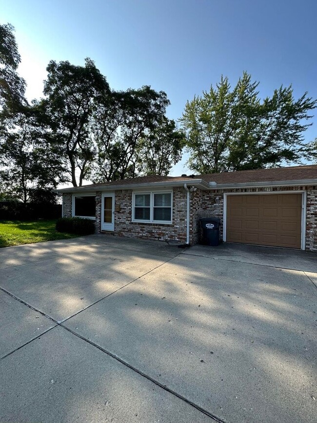 322 Millcreek Dr in Anderson, IN - Building Photo - Building Photo
