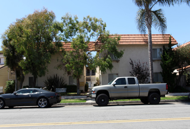 221 10th St in Huntington Beach, CA - Foto de edificio - Building Photo