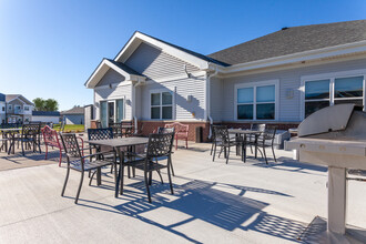 Rock Pointe Village in Lannon, WI - Foto de edificio - Building Photo