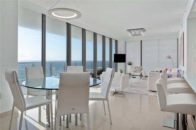 5875 Collins Ave in Miami, FL - Foto de edificio - Building Photo