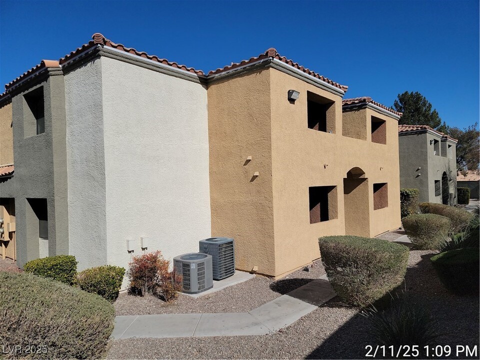 3151 N Soaring Gulls Dr in Las Vegas, NV - Building Photo