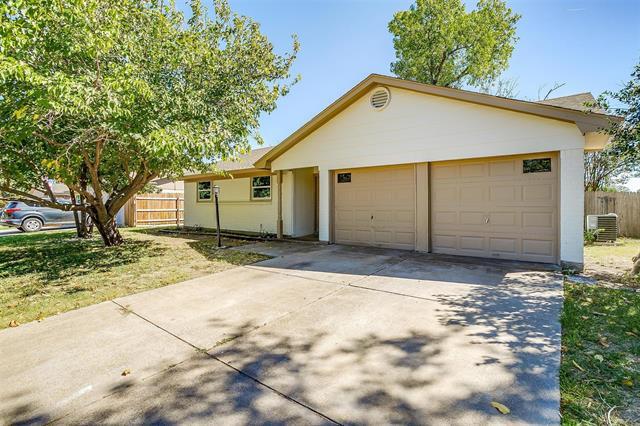 921 Willow Cir S in Burleson, TX - Building Photo - Building Photo