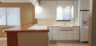 331 Lakeview Dr, Unit 206 in Weston, FL - Building Photo