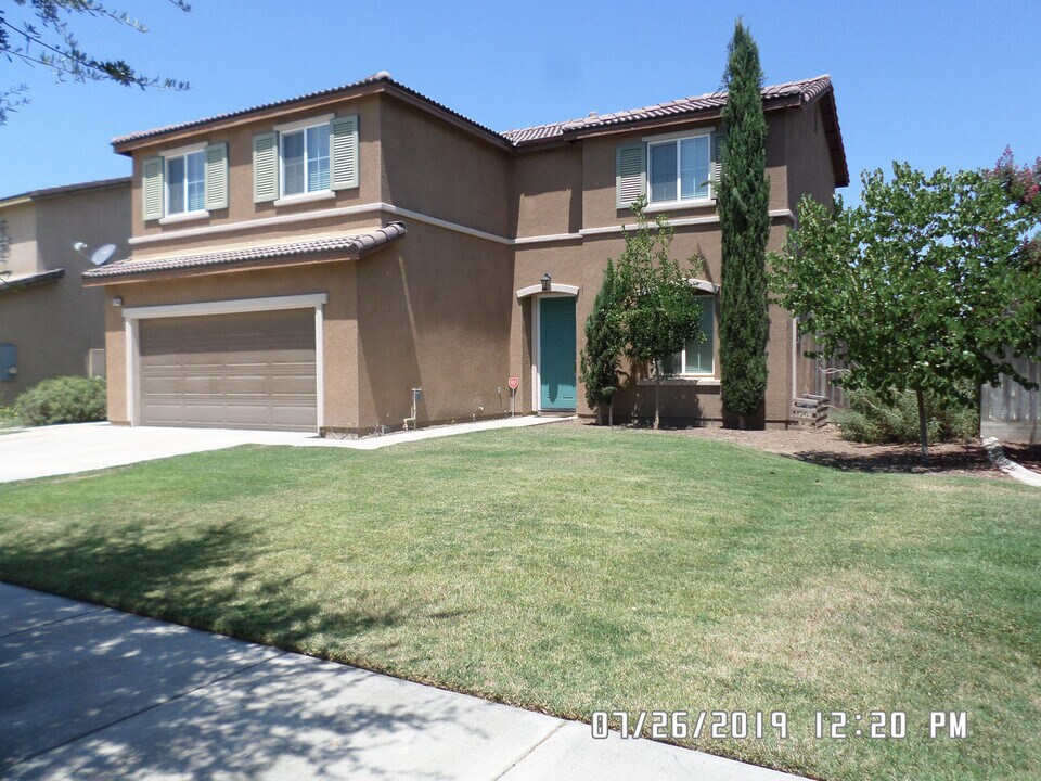 3746 W Buena Vista Ave in Visalia, CA - Building Photo