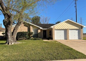 302 El Toro Ln in Webster, TX - Building Photo