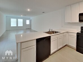 205 Poplar Pl in Wilmer, TX - Building Photo - Building Photo