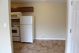 23210 Huron River Dr-Unit -17 - UPG in Rockwood, MI - Building Photo - Building Photo