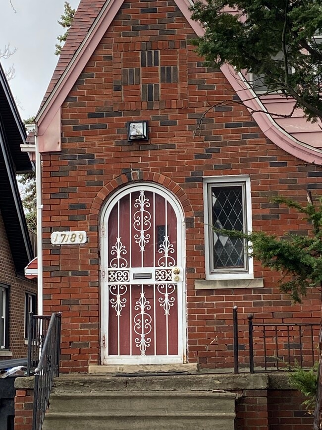 17189 Santa Rosa Dr, Unit 17189 Santa Rosa 1 in Detroit, MI - Foto de edificio - Building Photo