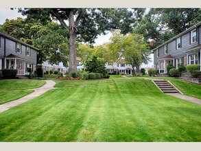 Cedar Hills Townhomes in Portland, OR - Building Photo - Building Photo