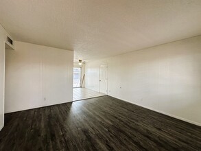 6553 Bourbon Way in Las Vegas, NV - Building Photo - Building Photo