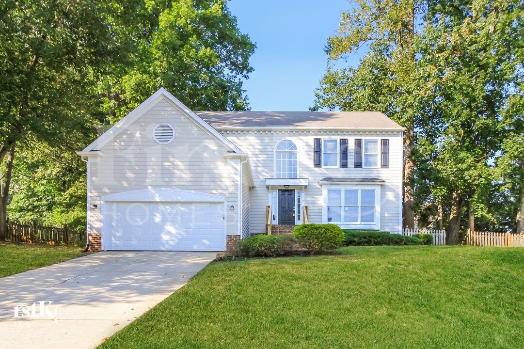 10 Country Woods Ct in Greensboro, NC - Foto de edificio