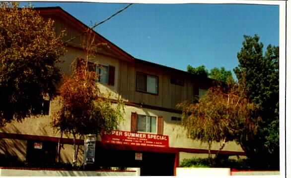 Burnet House Apartments in San Fernando, CA - Foto de edificio - Building Photo