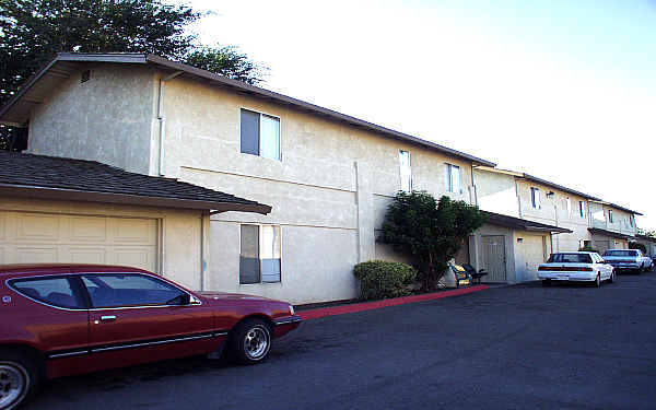 Dakota Arms Apartments in Tracy, CA - Building Photo