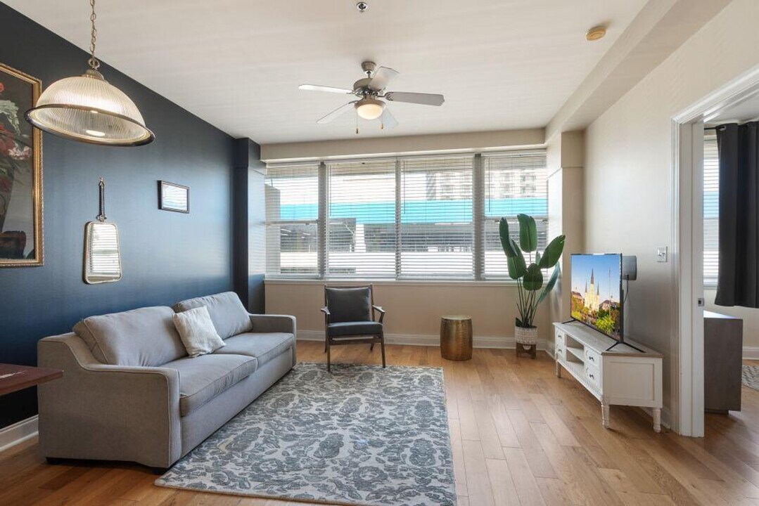 925 Common St in New Orleans, LA - Foto de edificio