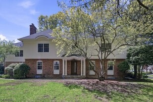 18 Tennyson Dr in Millburn, NJ - Building Photo