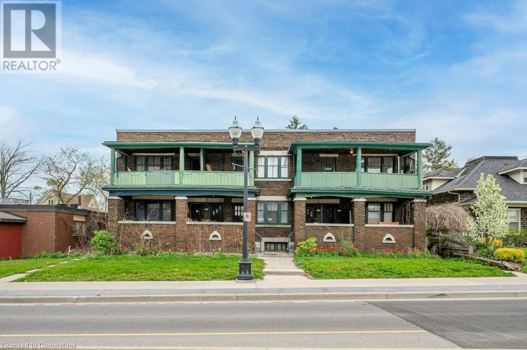 202 King St S in Waterloo, ON - Building Photo