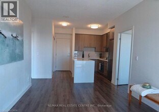 2087 Fairview St in Burlington, ON - Building Photo - Building Photo