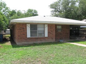 1213 Park St in Kerrville, TX - Building Photo