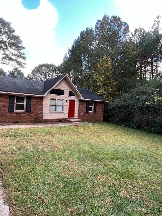 10815 Flat Shoals Rd in Covington, GA - Building Photo - Building Photo