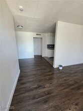 1121 E Desert Inn Rd in Las Vegas, NV - Building Photo - Building Photo