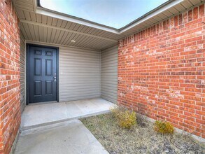1125 S Appaloosa Ln in Mustang, OK - Building Photo - Building Photo