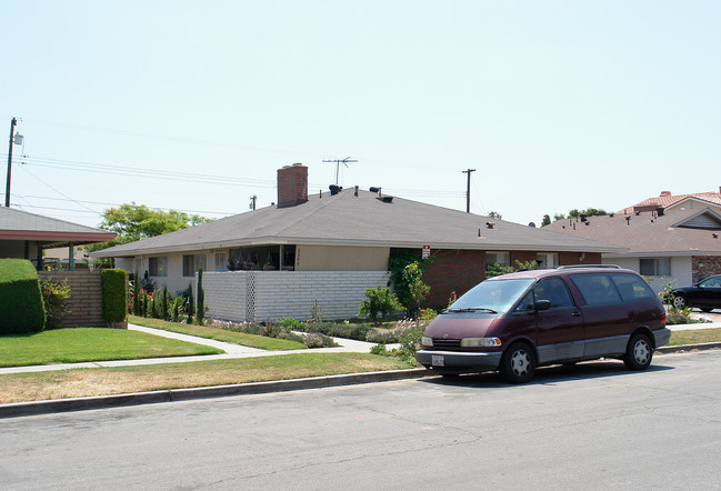 2208 Mountain View Ave in Anaheim, CA - Building Photo - Building Photo