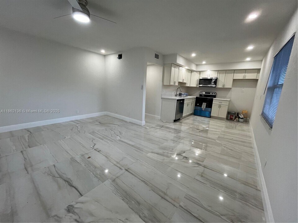 8011 NW 44th Ct in Coral Springs, FL - Building Photo