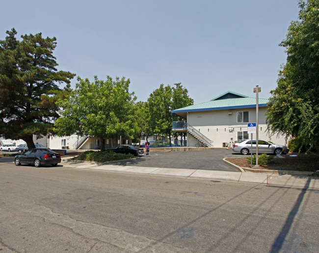 Northcrest Circle Apartments in Carmichael, CA - Foto de edificio - Building Photo