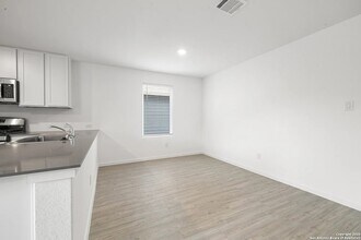 9767 Janefield Ml, Unit 311 in San Antonio, TX - Building Photo - Building Photo