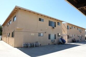 7450 Canby Ave in Reseda, CA - Foto de edificio - Building Photo