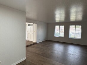 3056 Jason Wy in Medford, OR - Building Photo - Building Photo