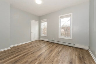 93 Front St, Unit 2 in Paterson, NJ - Foto de edificio - Building Photo