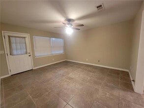 609 Cottonwood St, Unit A in Lockhart, TX - Building Photo - Building Photo