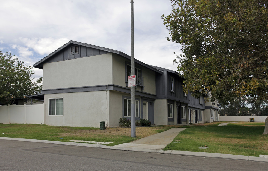 16830 Village Ln in Fontana, CA - Foto de edificio