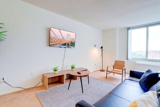 1600 S Eads St in Arlington, VA - Building Photo - Building Photo