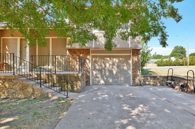 2025-2027 Rosewood Ct in Derby, KS - Foto de edificio - Building Photo