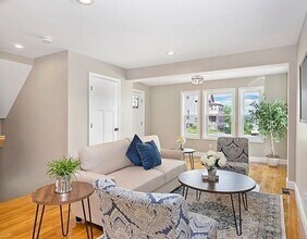 68 Edward St, Unit 1 in Medford, MA - Foto de edificio - Building Photo