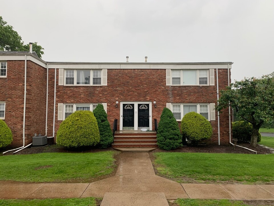 18 Dartmouth Ave, Unit 2B in Bridgewater, NJ - Building Photo