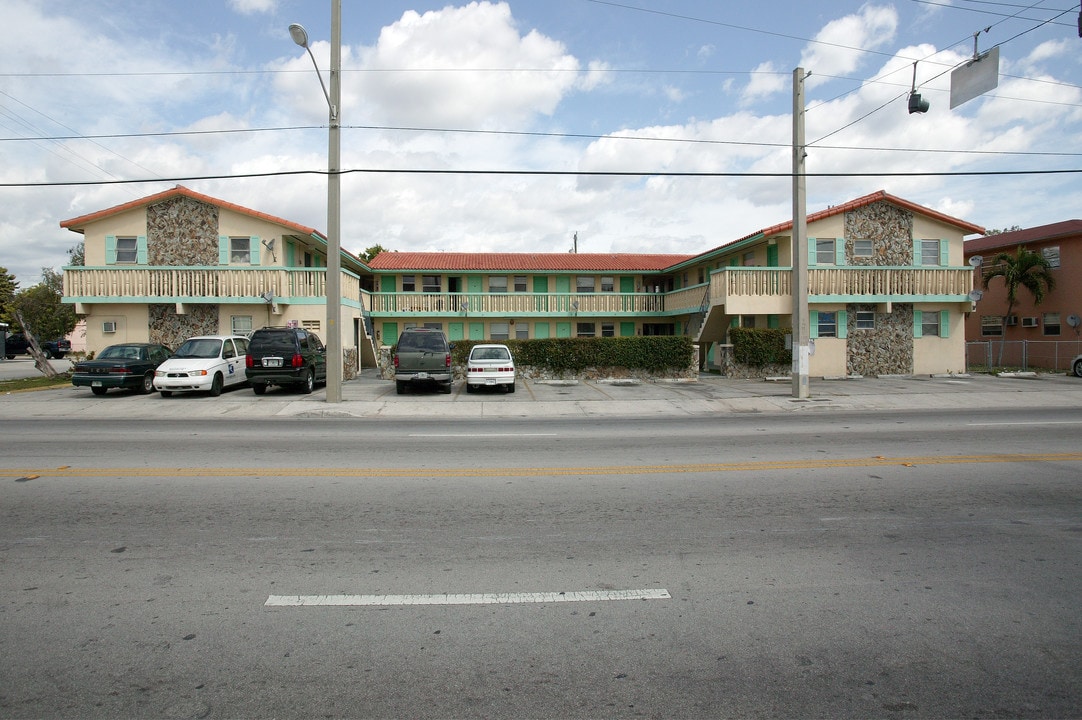 691 W 29th St in Hialeah, FL - Foto de edificio