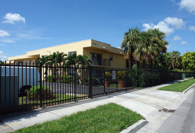 Miami Gardens in Miami, FL - Foto de edificio - Building Photo