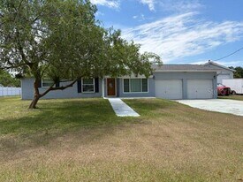 613 Bama Rd in Brandon, FL - Building Photo