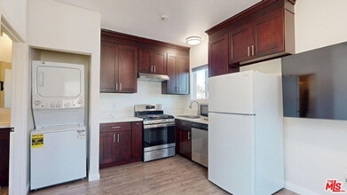 19198 Erwin St in Los Angeles, CA - Building Photo - Building Photo