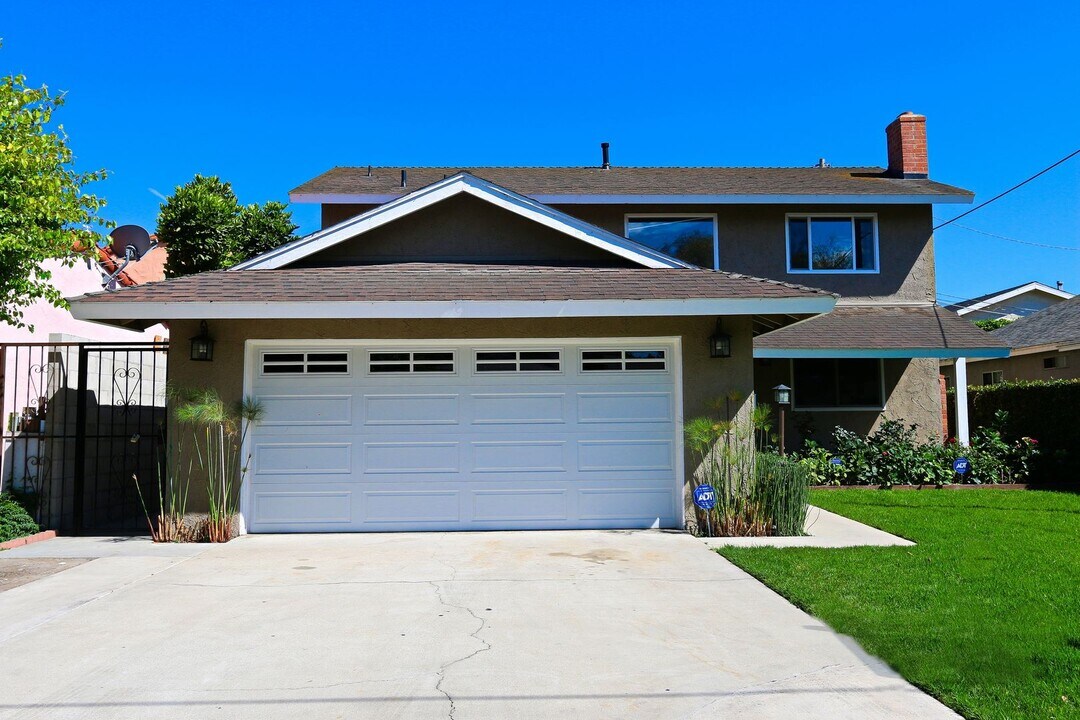 12024 Alberta Dr in Culver City, CA - Building Photo