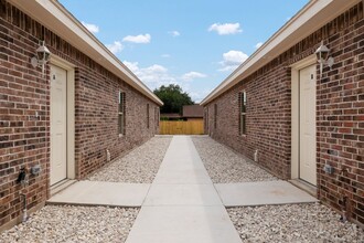 303 Mistletoe Ave, Unit B in Mercedes, TX - Building Photo - Building Photo