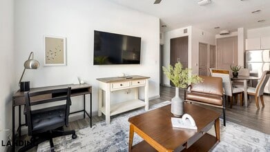 1001 S Center St in Arlington, TX - Foto de edificio - Building Photo