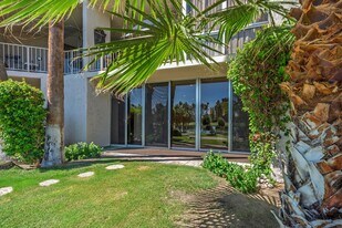 900 Island Dr in Rancho Mirage, CA - Building Photo