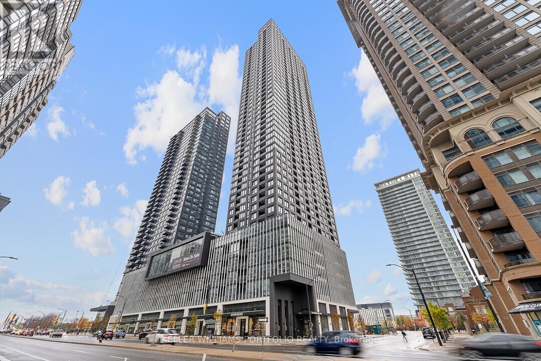 395 Square One Dr in Mississauga, ON - Building Photo