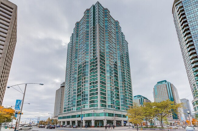 10 Yonge St in Toronto, ON - Building Photo - Building Photo
