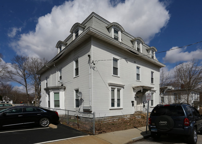 28 Otis St in Norwich, CT - Foto de edificio - Building Photo